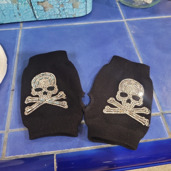 Skull Fingerless Gloves and Hat set Rhinestones - Picture 3 of 5